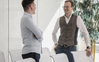 Mitarbeiter in Besprechung der lächelt