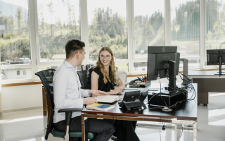 Mitarbeiter im Büro bei einer Besprechung