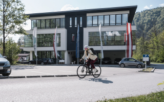 Mitarbeiterin auf Fahrrad