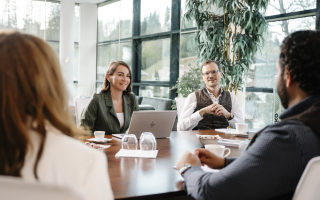 Mitarbeiter in Besprechung am lachen