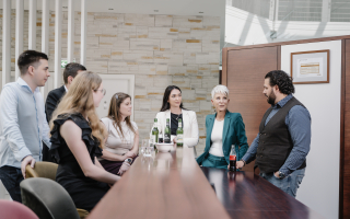 Mitarbeiter an der Bar am reden