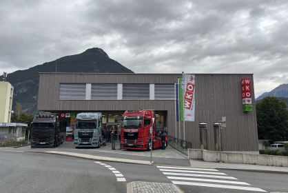 LKWs vor Gebäude